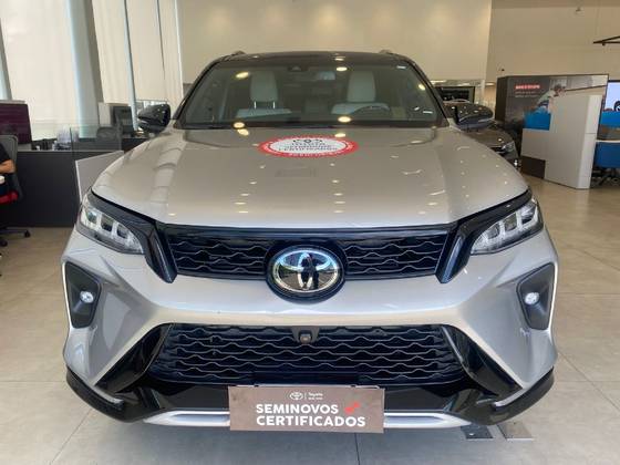 TOYOTA HILUX SW4 2.8 D-4D TURBO DIESEL DIAMOND 7L 4X4 AUTOMÁTICO